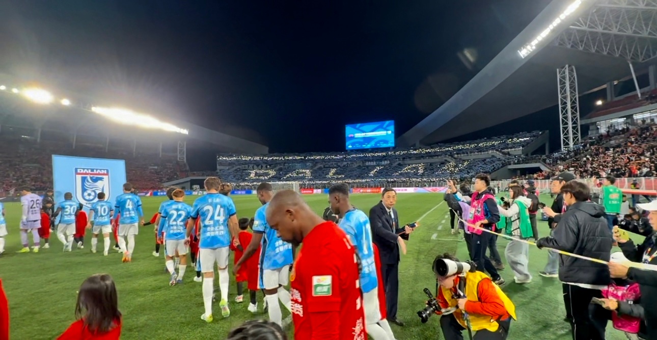 大连球迷用手机灯做出来的tito把客场变成主场这看台执行力相当可以 