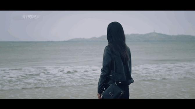 #周雨彤气质和大海的适配度##周雨彤皮衣造型# 不懂穿着皮衣在海边散步的镜头有难