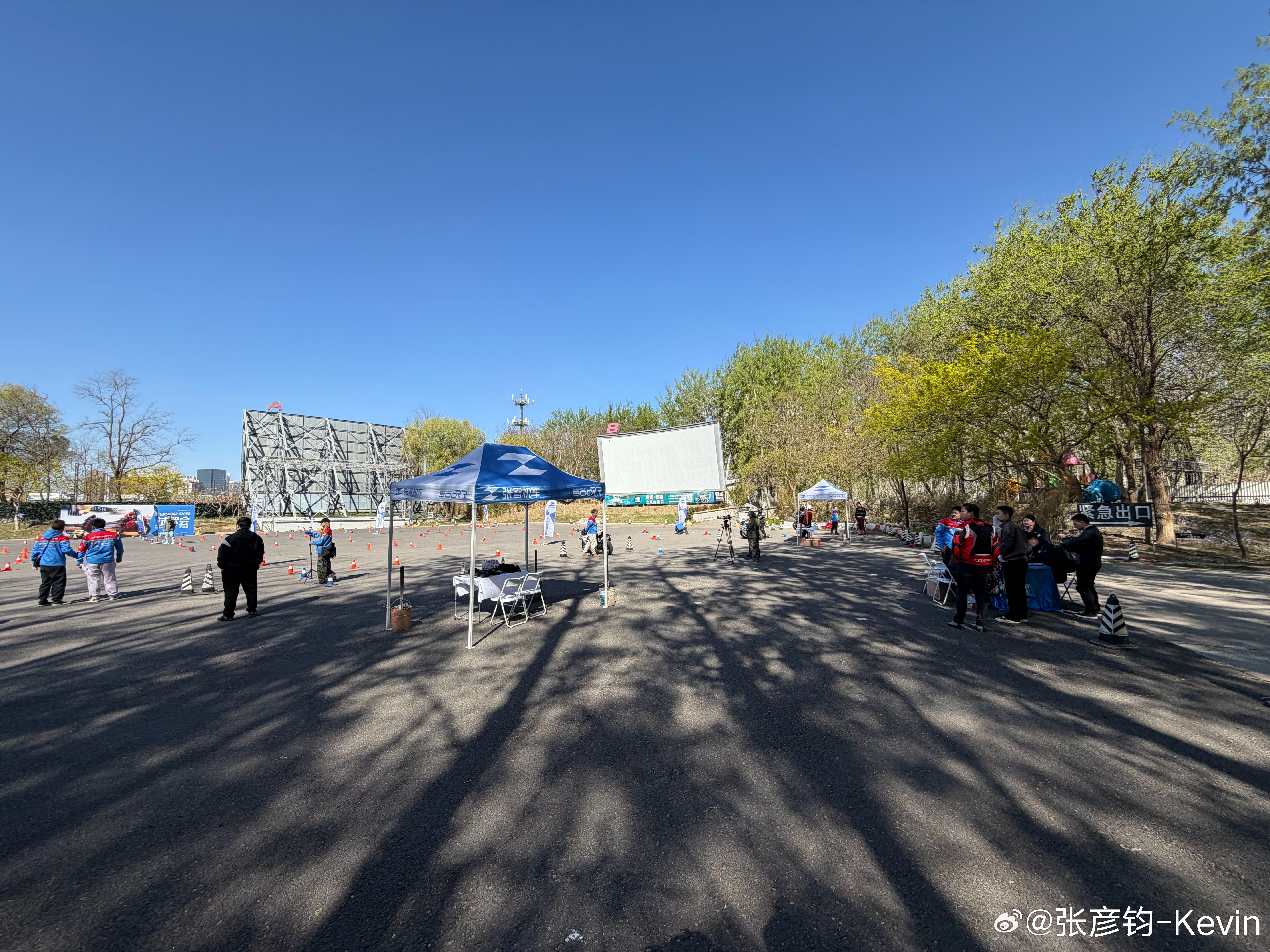 我9点来的，试试张雪820RR，2小时过去了，还是这十几个人，果然还是小众，网上