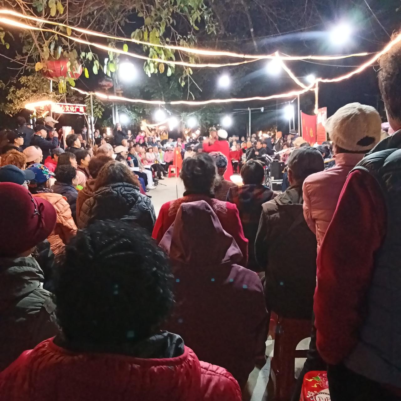 巴马康养人的合唱团
每晚6:30，不见不散

这段时间没到夜晚遛弯儿的b选项就是