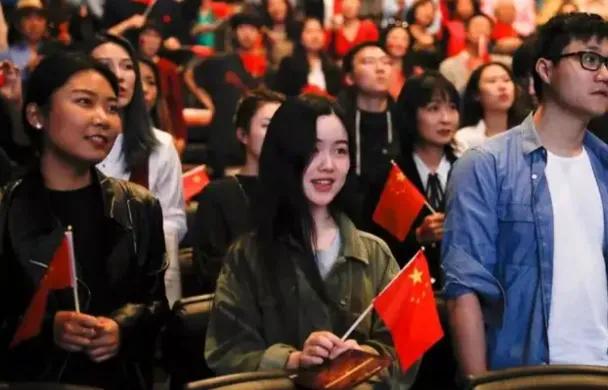 中国人易遭电诈，源于国内安全环境下防备意识薄弱。老年人易被养生骗局蒙骗，年轻人易