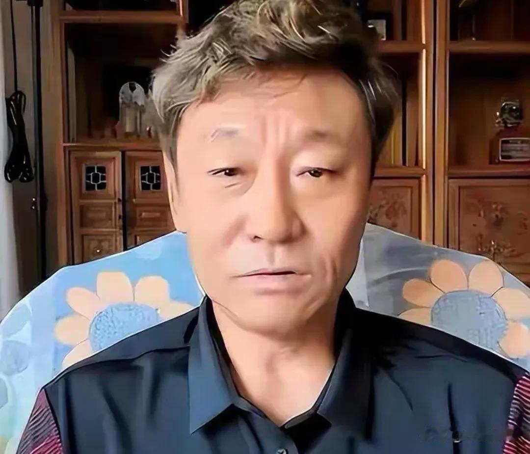 近日，那英55岁的前男友引起网友热议！
原因是有网友在加拿大路易斯湖偶遇了前国脚