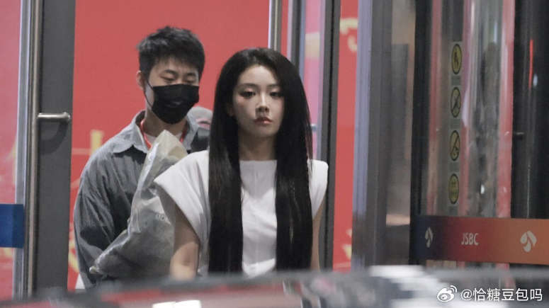 喻言打歌彩排下班路透造型喻言这次打歌彩排下班的路透照里，一身白色短 T 搭配黑色