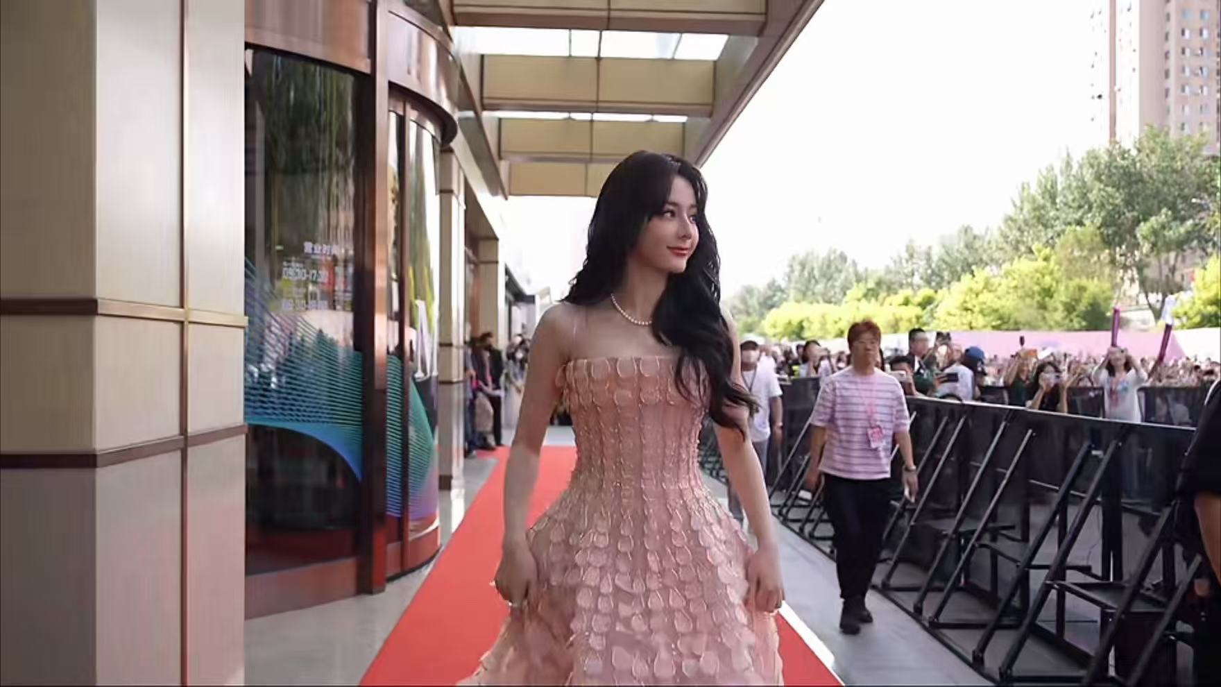 迪丽热巴桃粉色抹胸拖尾裙迪丽热巴裸粉高定 迪丽热巴桃粉色抹胸拖尾裙 