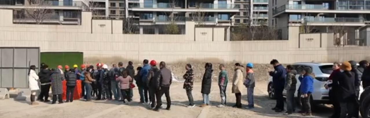 宁波镇海一处工地旁的固定点位上，阿飞已经支好了卤肉饭摊位，保温桶里的卤肉冒着热气