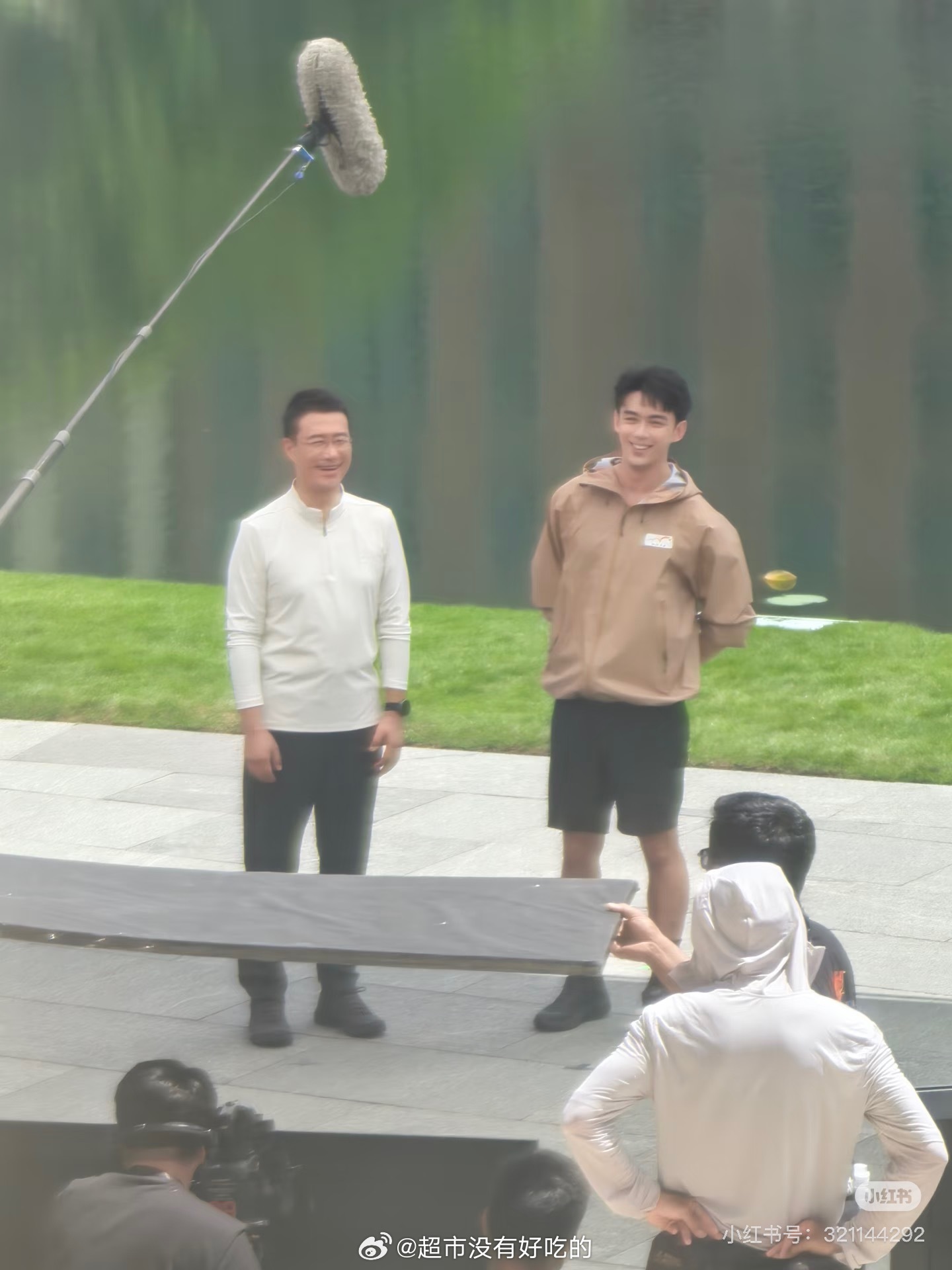 吴磊好忙啊[哈哈]今天中午在拍商务，新电影也开机进组了，一切顺利👏 ​​​