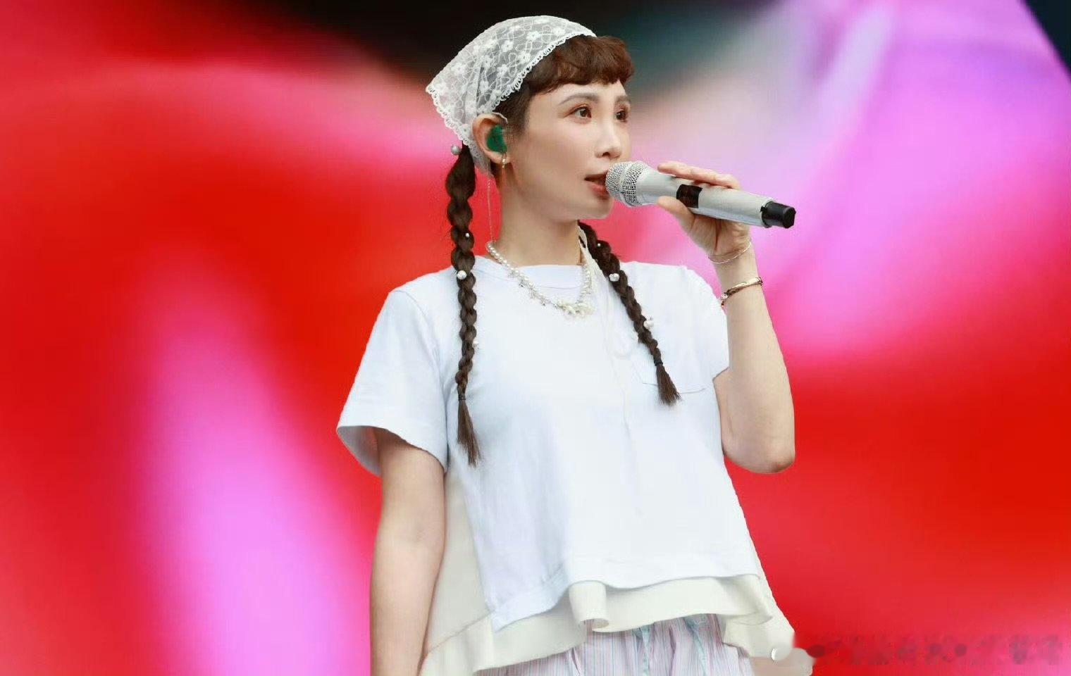 歌手直播魏如萱松弛的不像是来比赛的 狂放曲风搭配松弛唱腔，碰撞出别样火花，舞台魅