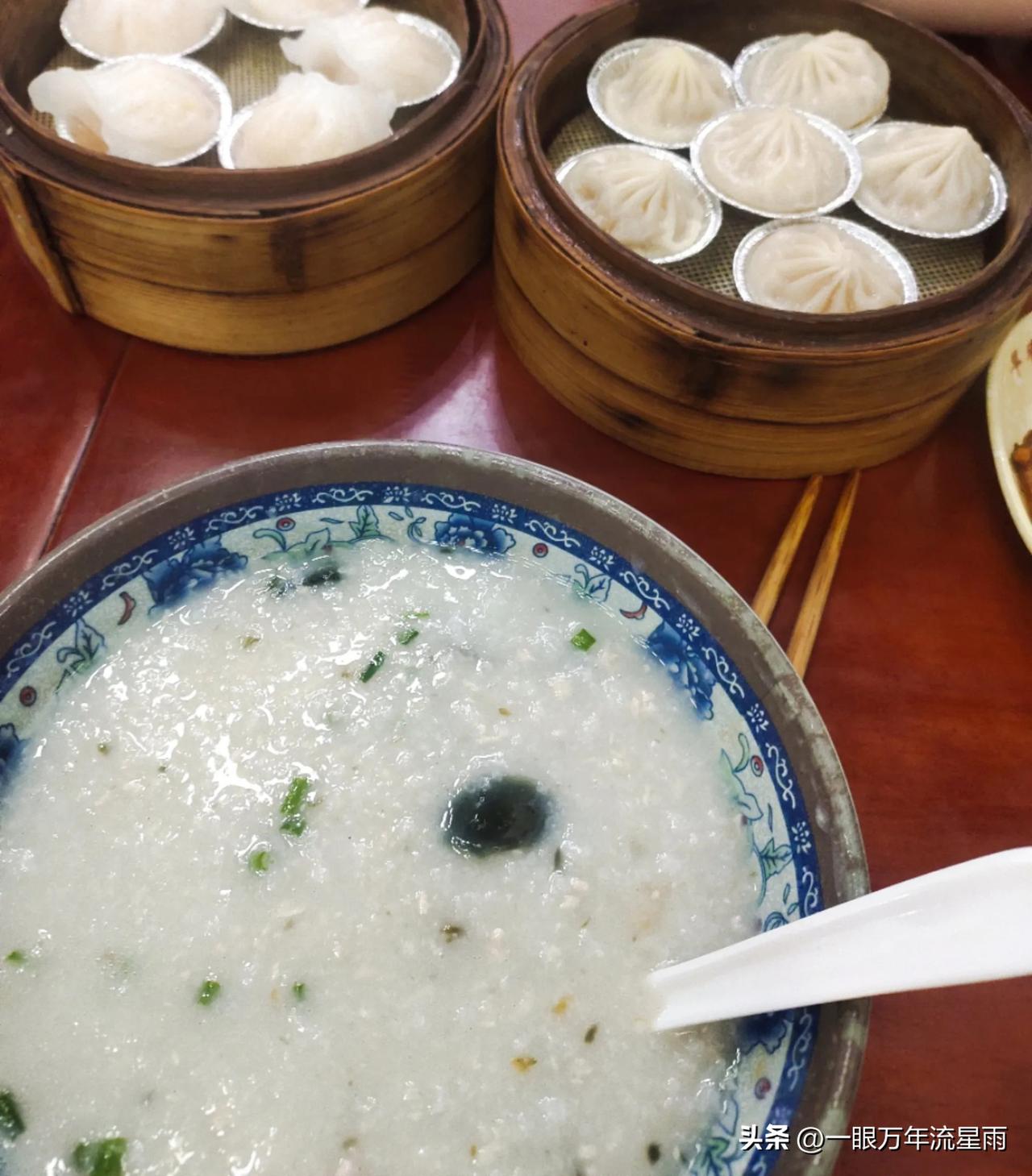 大家快来给点建议。
奶奶84岁了，不识字，但是素质比较高，最近我教她用我的手机呼