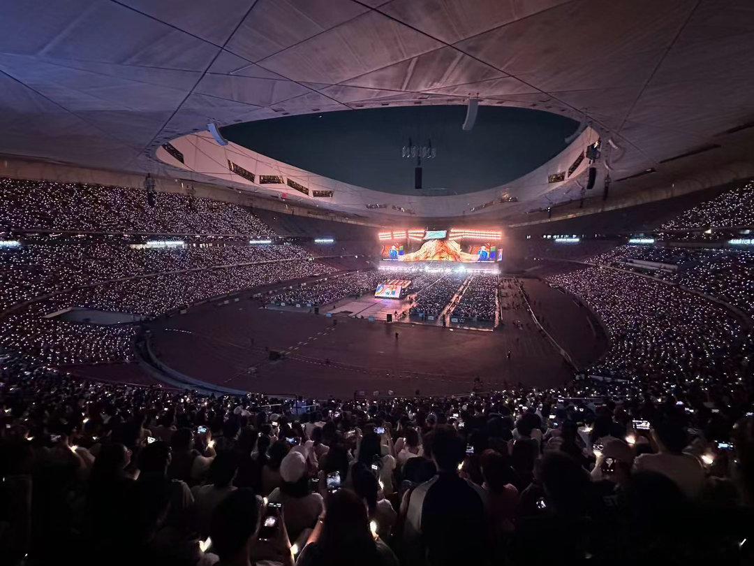 赵雷鸟巢演唱会上座率💫跨越千里奔赴鸟巢，全场满座，旋律响起的瞬间，所有等待都化