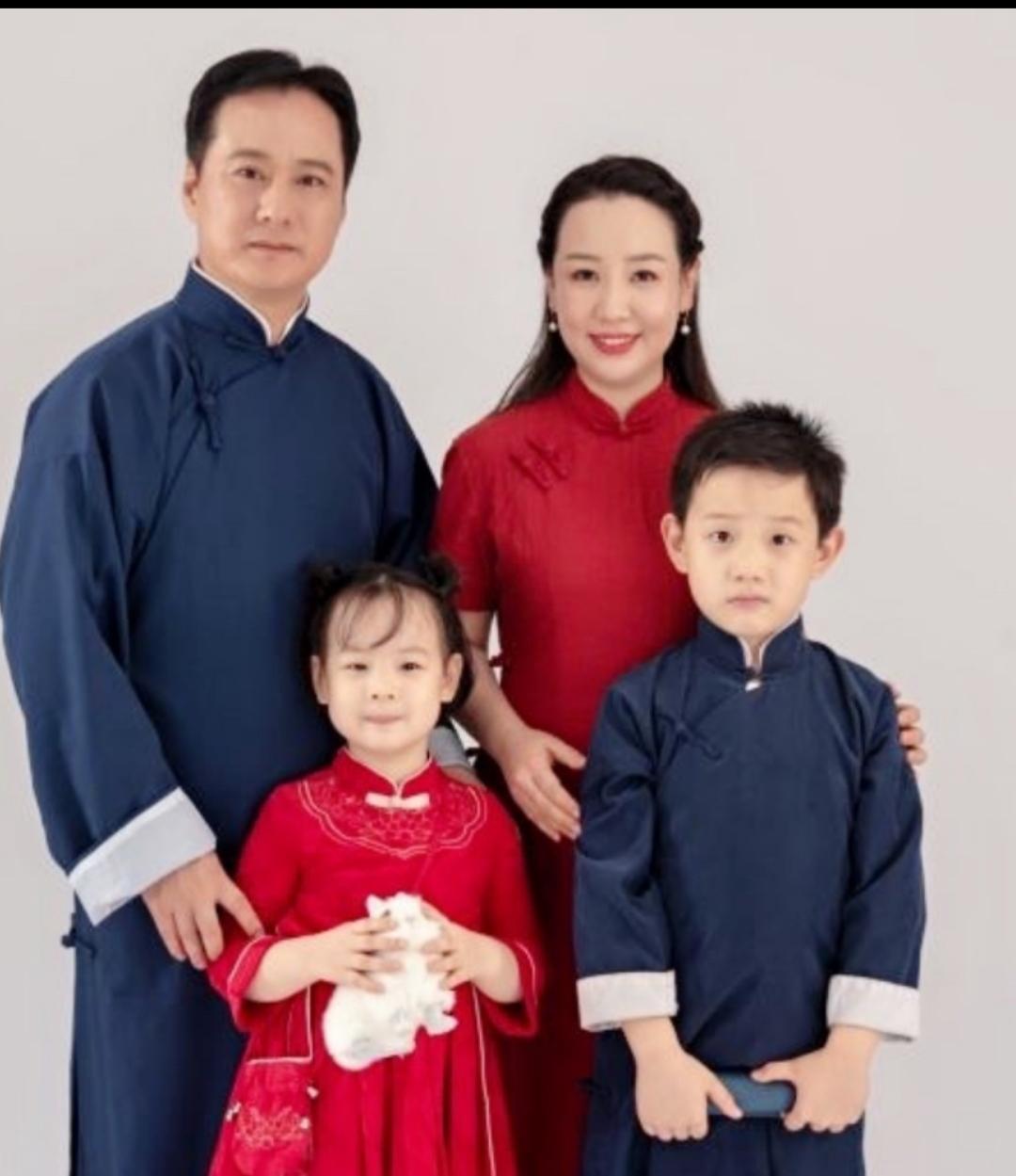 关凌的全家福，
我觉得女儿随妈，儿子随爸，
一家子颜值都很高。