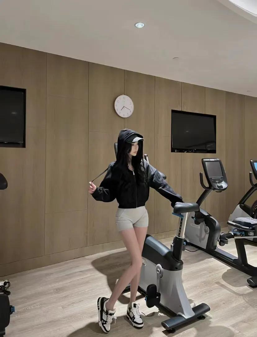 顾行长的女同事们——姚妃，经历过进局子退赃再放出来，生活还能多姿多彩，可见银行的