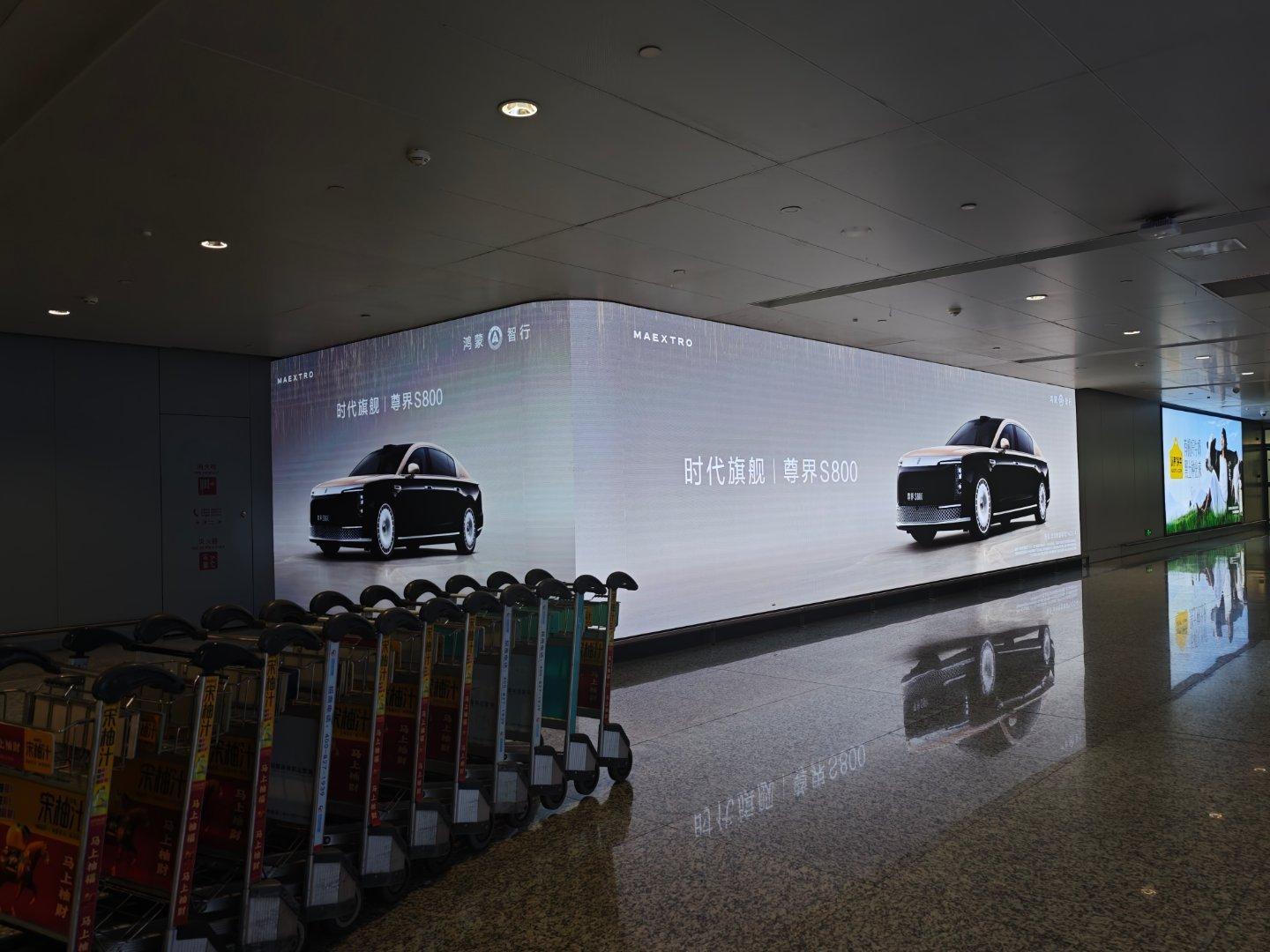 好久没来杭州萧山机场了，在杭州萧山机场从机场出来依次看到的广告牌有小米、零跑，问