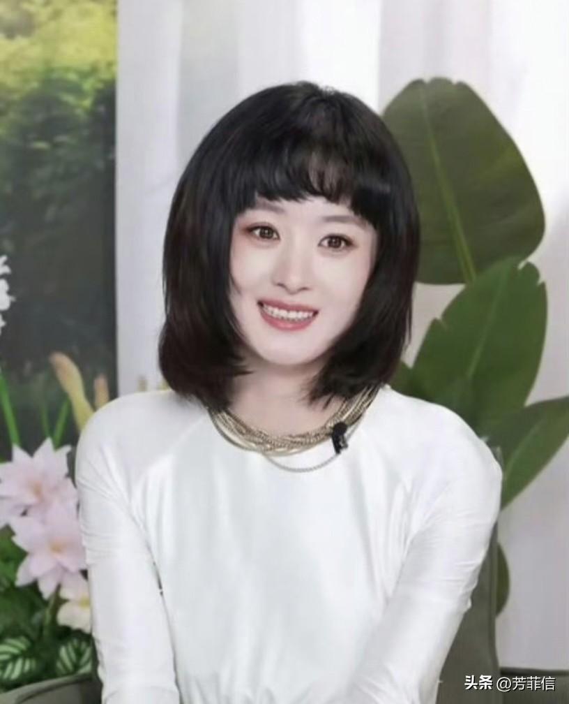 新鲜的赵丽颖，新发型亮相，第一次发现她头发这么多！
3月18号晚上，赵丽颖时隔已