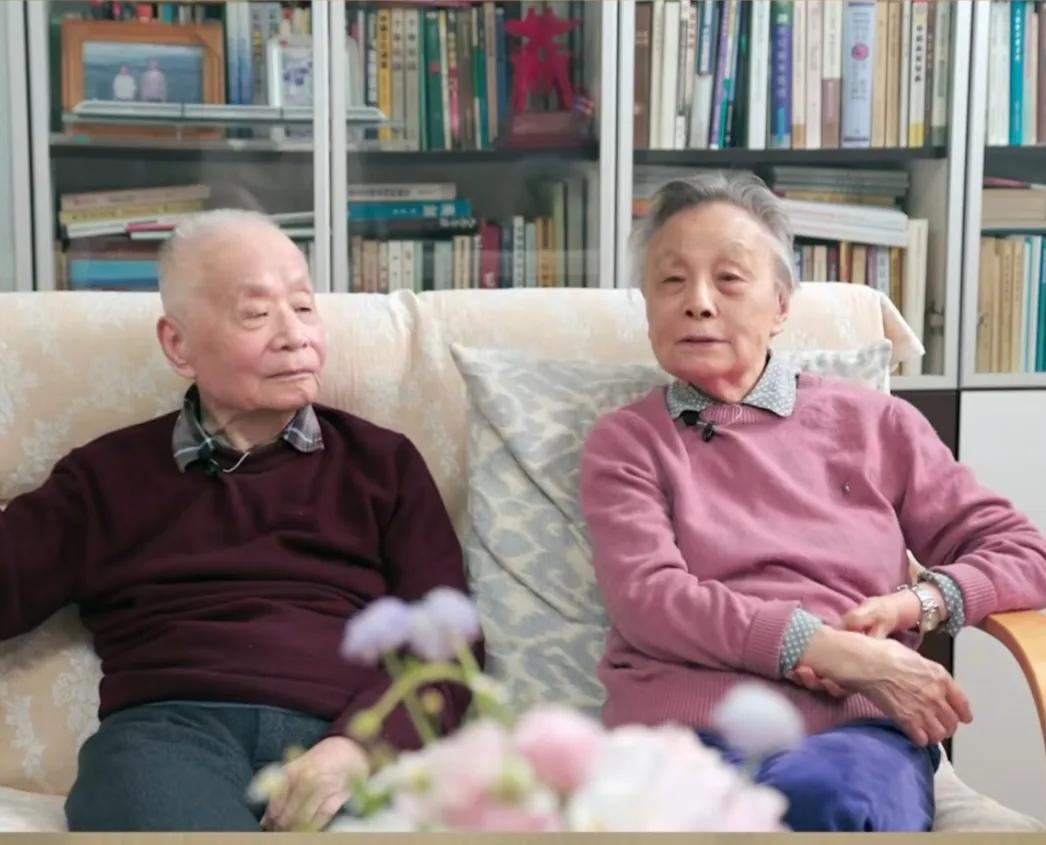 何祚庥老院士帮助老友辟谣。8月8日，何老院士看到有人造老友的谣，厉声喝道，你怎知