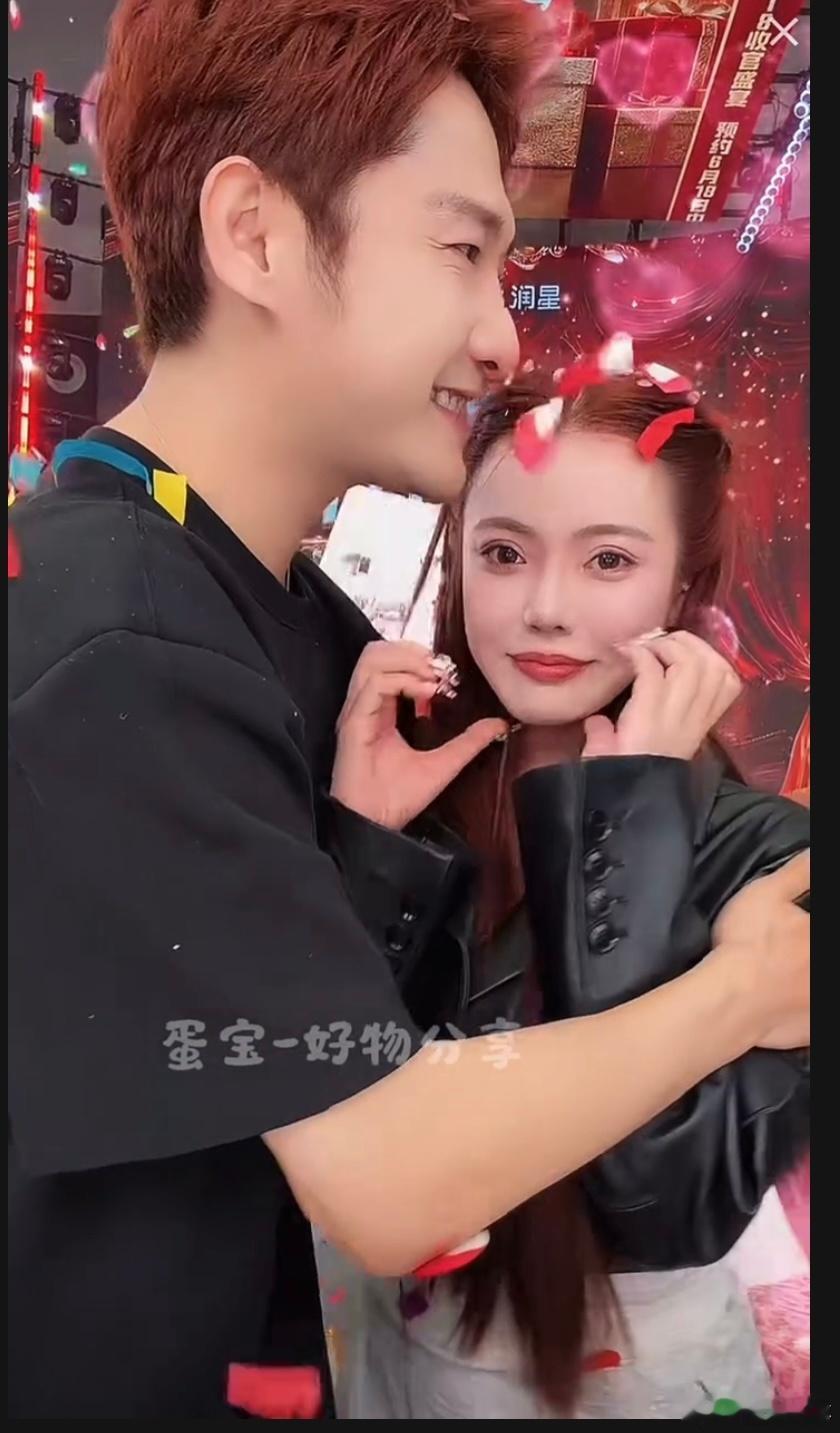 朱梓骁和蛋蛋多少有点不拿孩子他爸当回事了，大庭广众就抱的这么的紧！ 