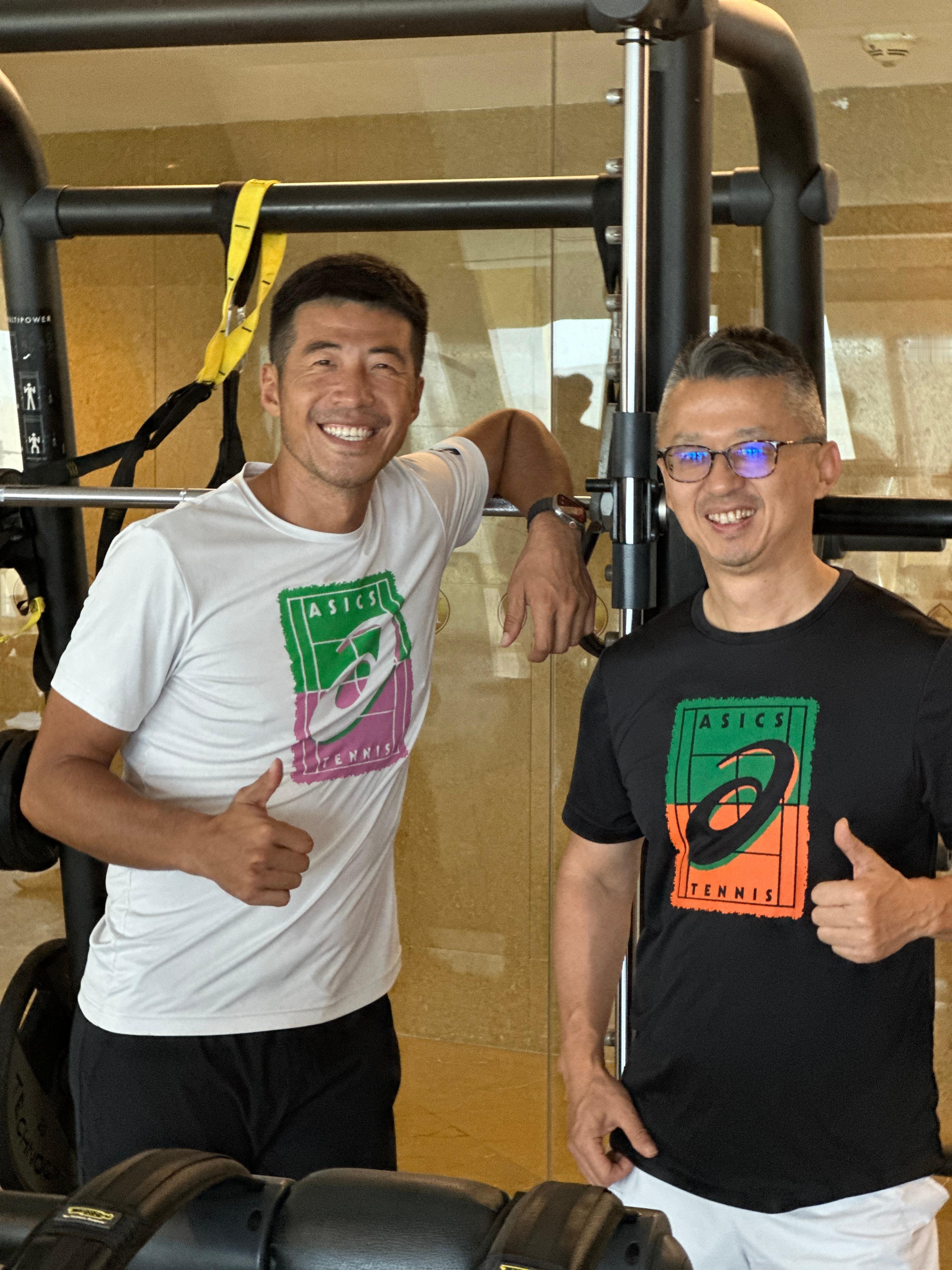 “自律即自由。”我和李喆共同为亚瑟士代言，也为自律代言。我来健身房随便动动，是深