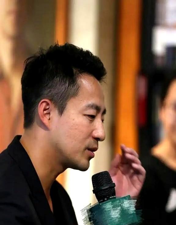 姐妹们有没有遇到过这样的男人？

在外人眼里是