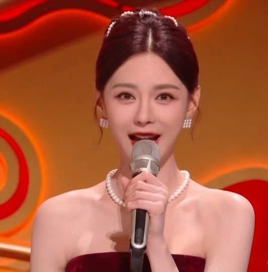 沈梦辰怎么瘦成这样 沈梦辰湖南卫视春晚主持状态，很瘦吗？但很美啊 