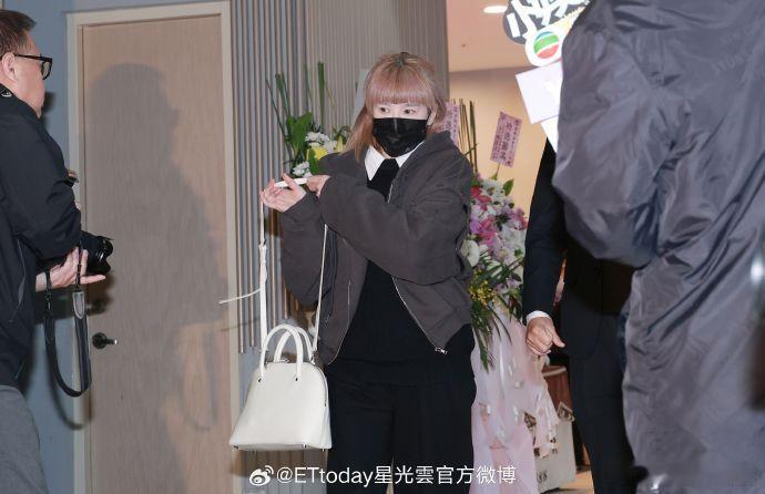 女儿晒照庆袁惟仁冥诞据台媒，今日是袁惟仁离世后的首个冥诞，女儿袁融在 ins 限