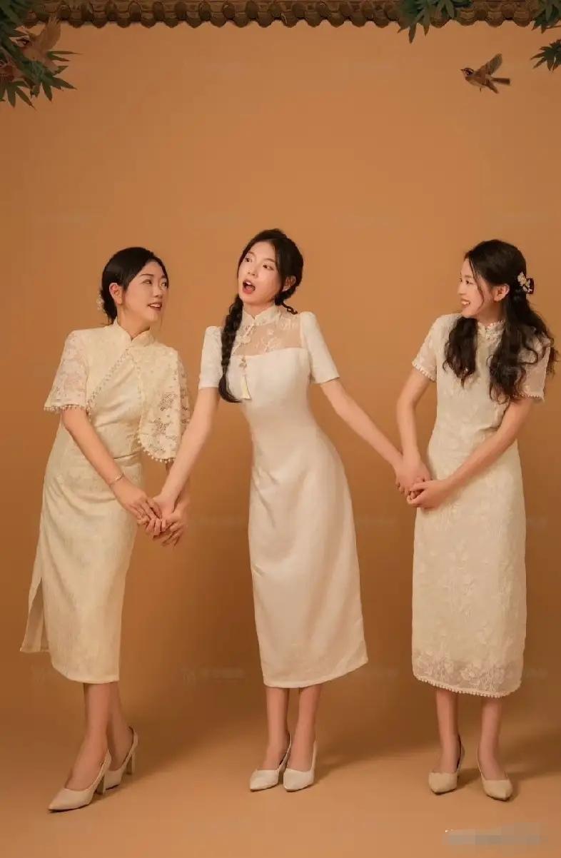母女三人同框合照，妈妈45岁，大女儿24岁，二女儿22岁。
​三人站一块颜值气质