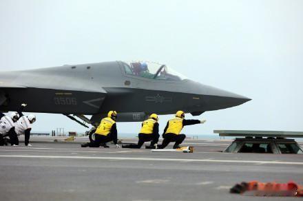 中国歼-15T、歼-35和空警-600三型舰载机，在福建舰上首次弹射起飞惊艳世界