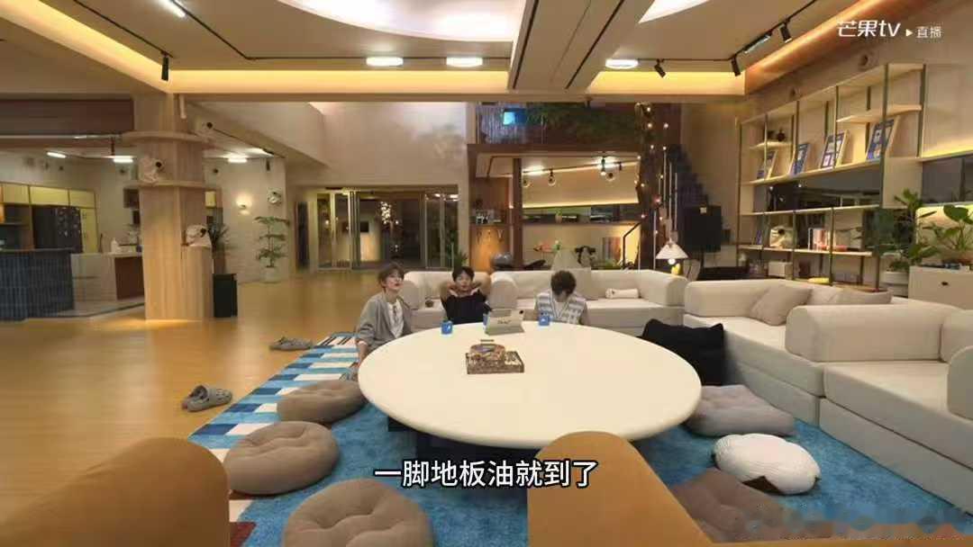 何老师催促檀健次丁程鑫 檀健次嘴上答应何老师说自己出发了，转头就把何老师的“统一