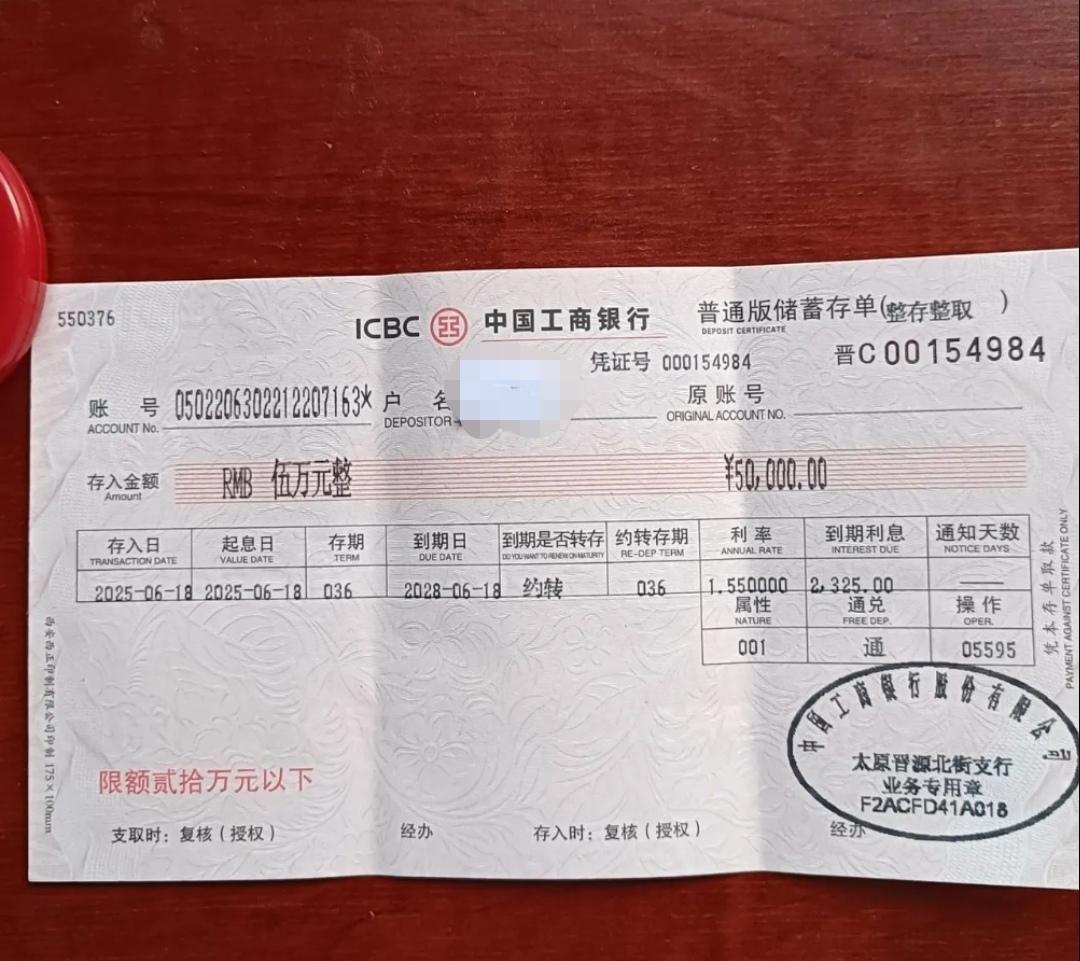 这钱该给谁

前两天，我村一个老人走了。她有一儿一女，两人合力把老人殡葬了。
