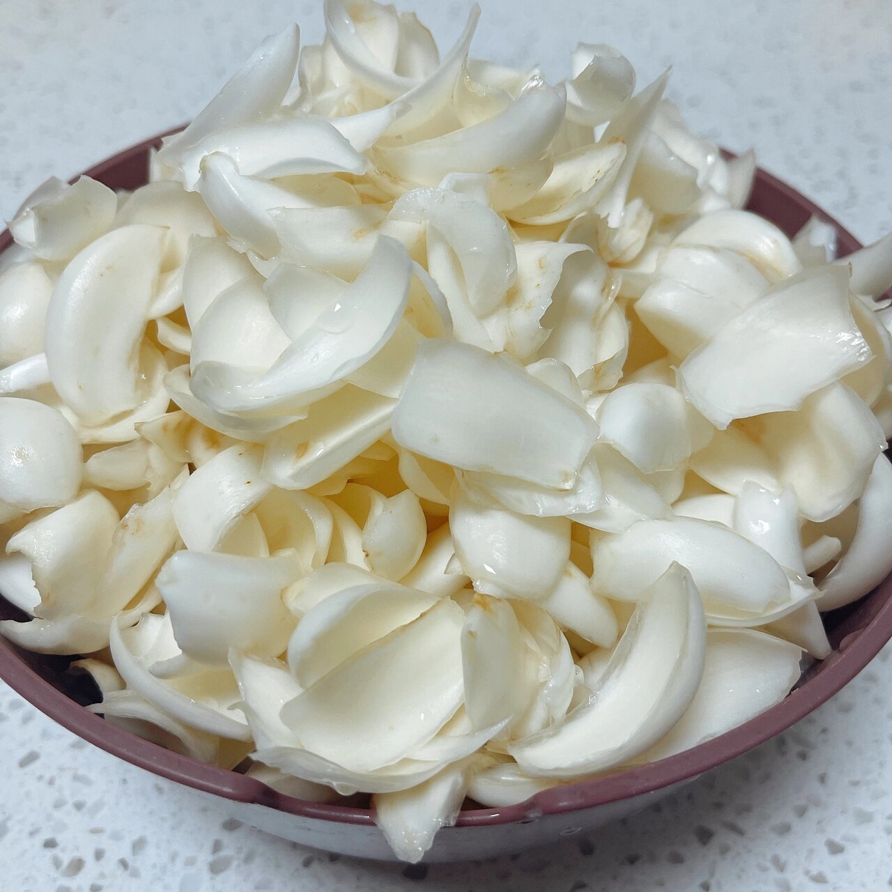 #食物储存小技巧# 这样储存百合，放一年都不会坏，随吃随取非常方便。新鲜百合，掰