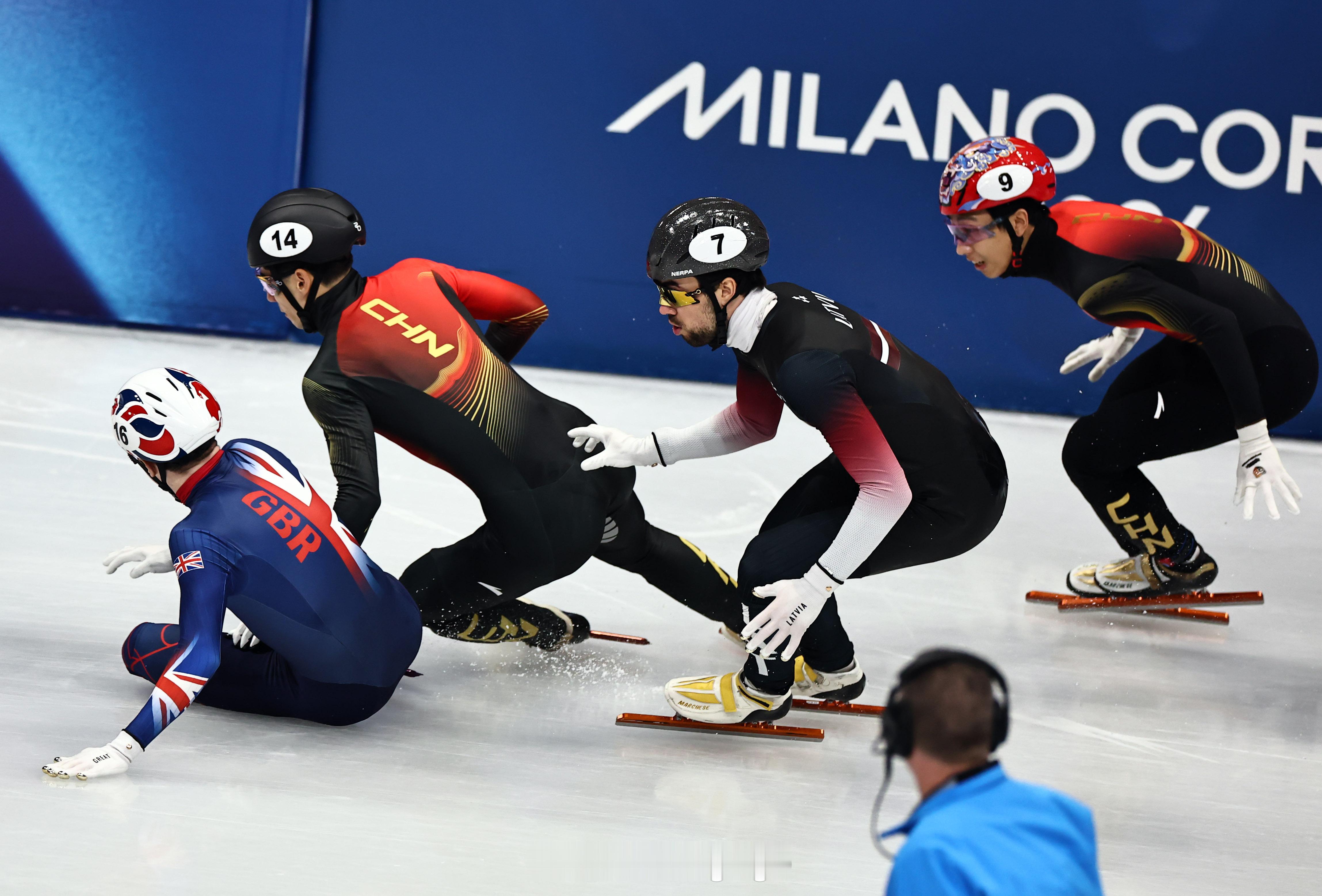 英国选手撞倒孙龙刘少昂 最左边英国选手的到底直接带倒了身旁的刘少昂和后面的孙龙