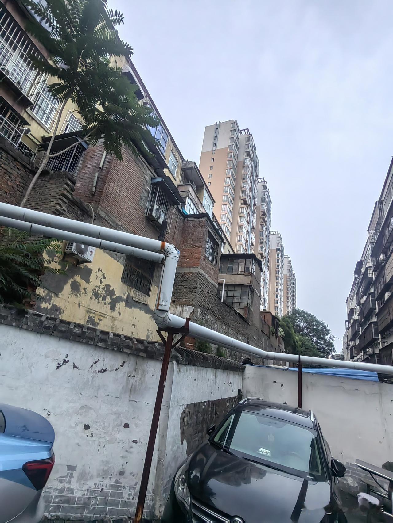 这几个外挂房建设的挺有特色，不知道是建房的时候建筑的，还是后来入住的人私自建筑的