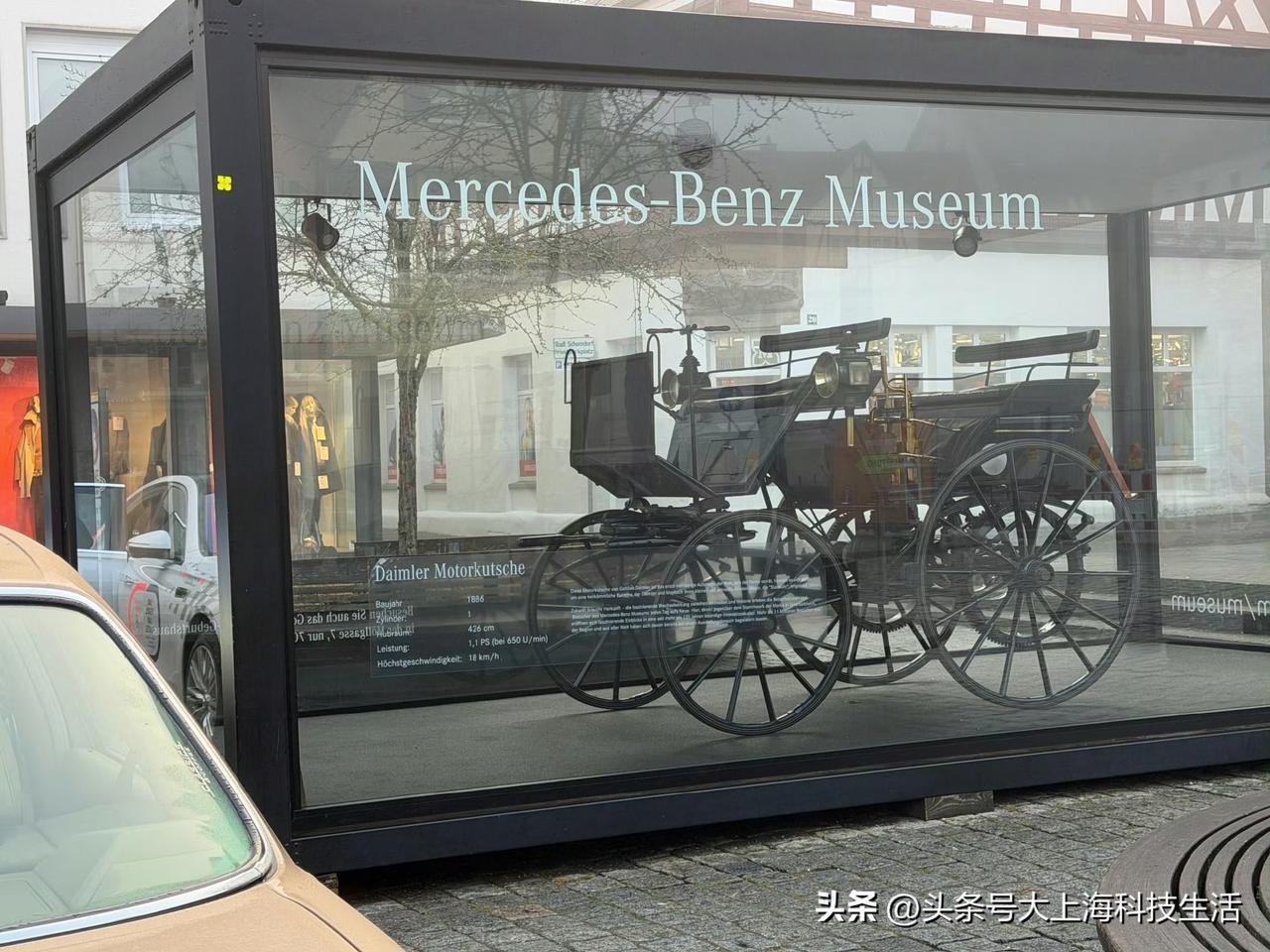 如果您发明了一个产品，一定要飞奔着去申请专利。 1886年戈特利布.戴姆勒发明了