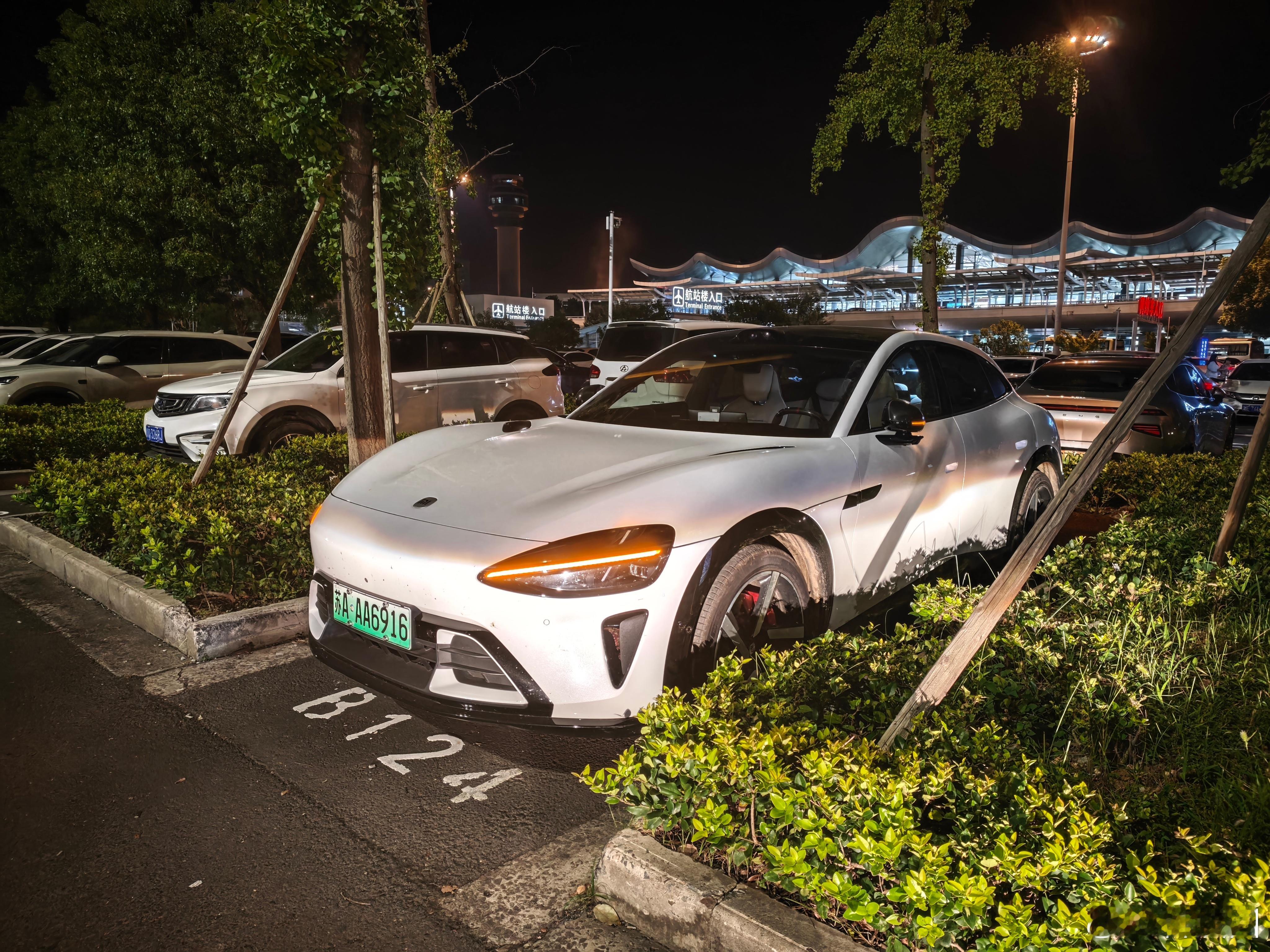 差点上错车[允悲][允悲][允悲]这哥们，跟我一样的白色小米YU7，停我对面，差