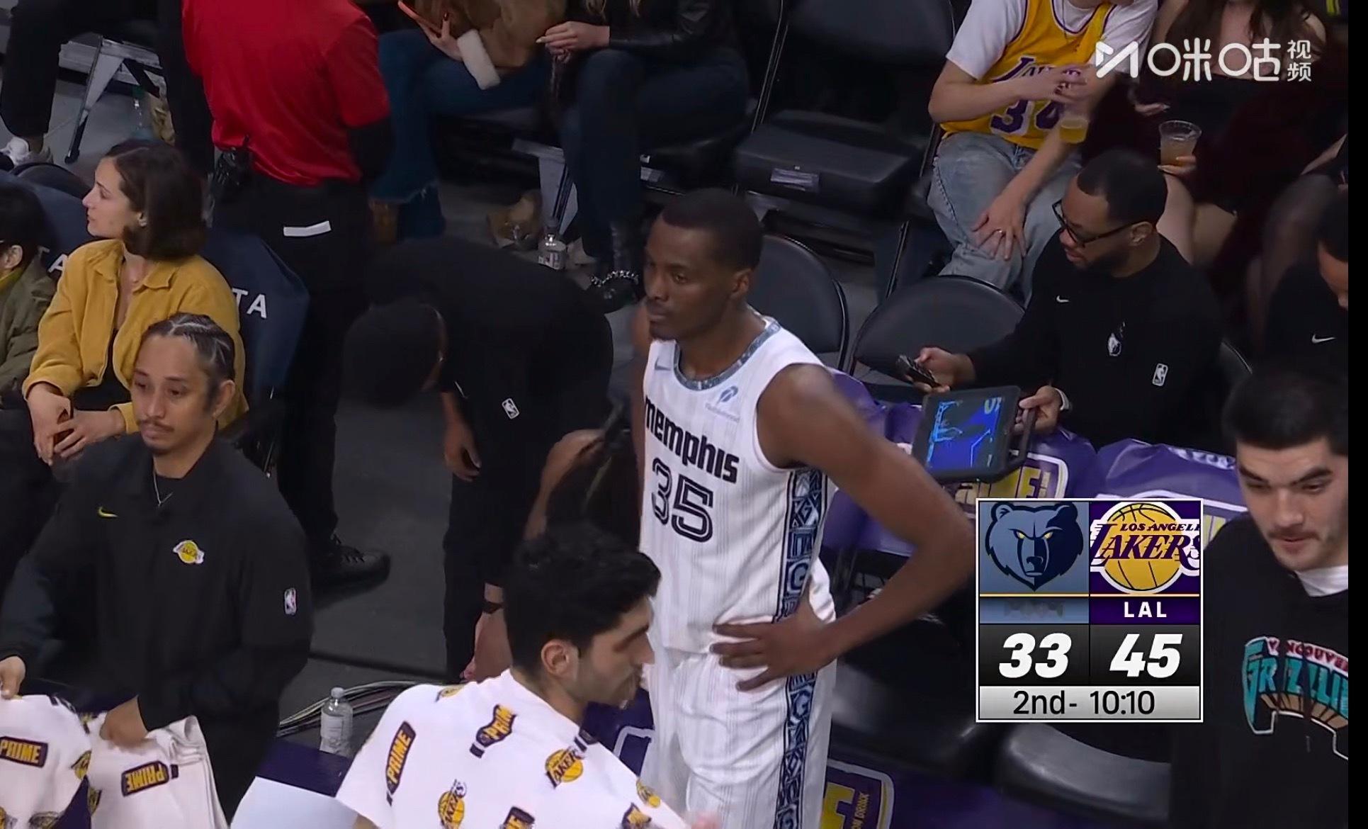 海斯：我今天是做错了什么事吗？ 灰熊vs湖人