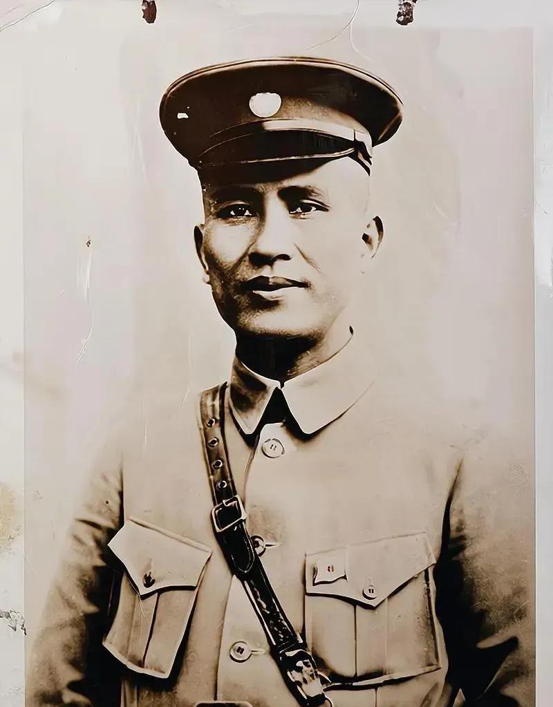 1937年，李克农外出散步，突然，一个老农朝他扔了一个纸团。

这个举动在当时的