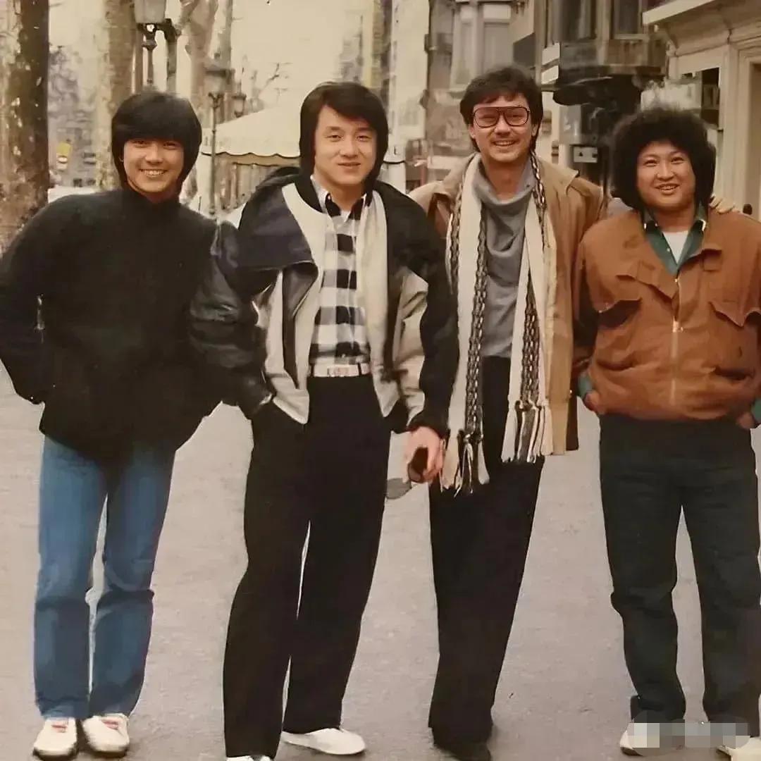 昔日的一张合照留影，真的是青涩时光，曾经的青春男孩，现在都是功夫巨星，戴眼镜的是