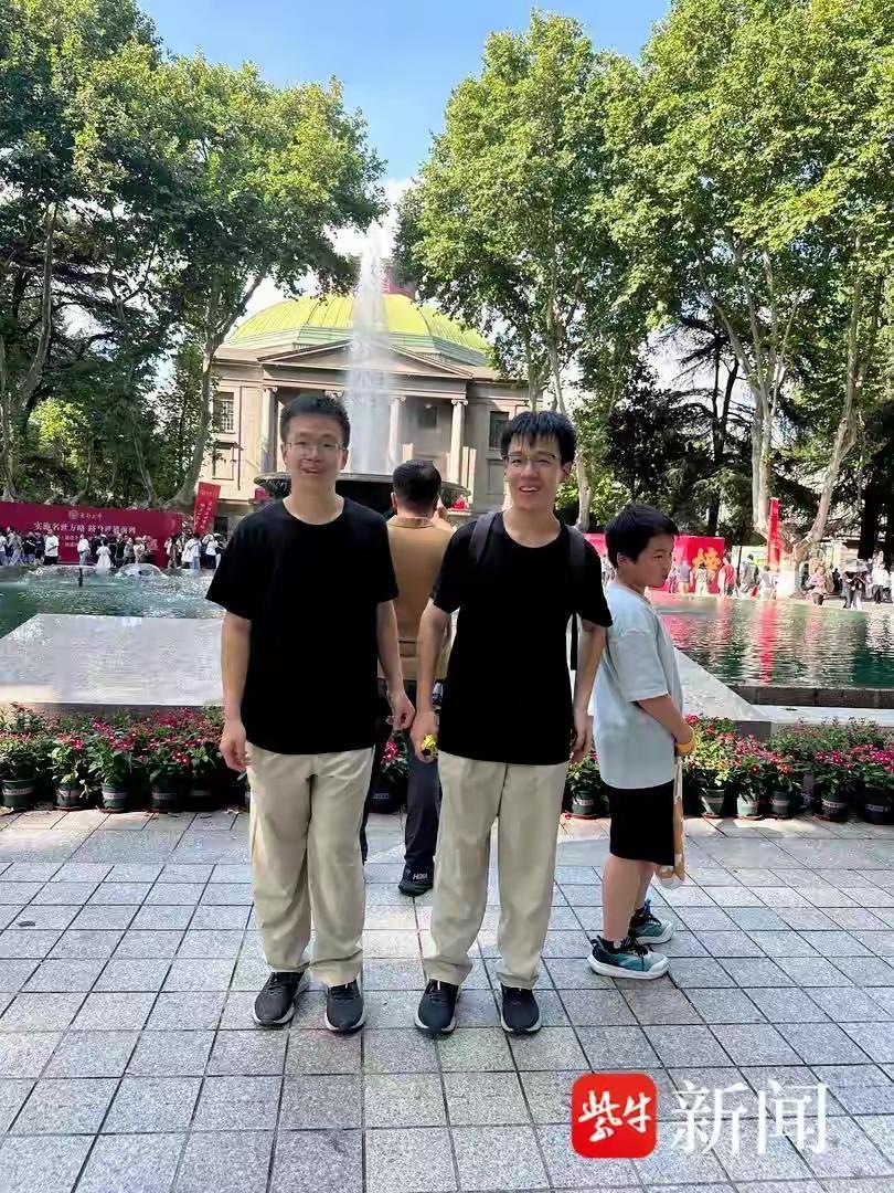 这真是祖坟冒青烟了，南京的三胞胎家庭三个小伙子今年高考中了三个“状元”，老大考上