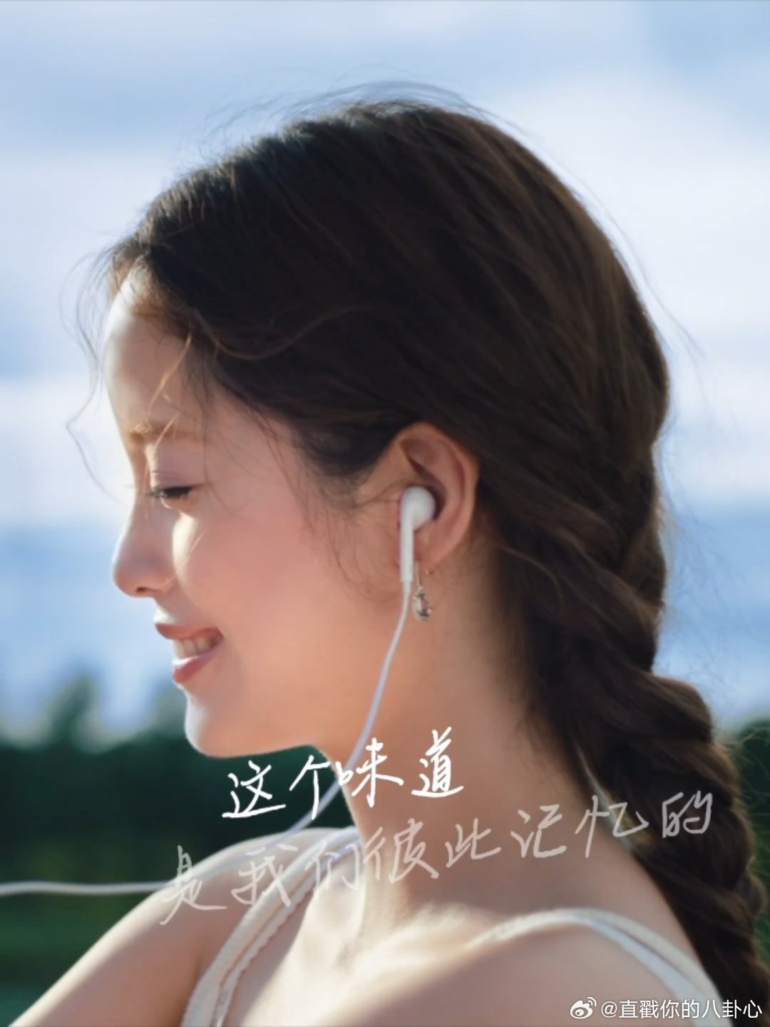 欧阳娜娜天猫七夕氧气少女感沉浸在短片讲述的浪漫故事当中，欧阳娜娜身上自带的氧气少