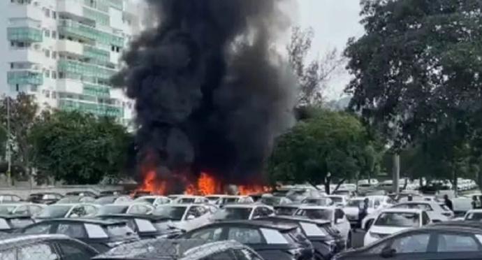 据巴西里约热内卢军事消防局表示，周日上午，两架直升机在里约热内卢上空相撞后坠毁在