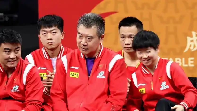 国乒5位教练员、球员同框：

我只认出了两鬓染霜、高大挺拔的李隼指导，剑眉星目、