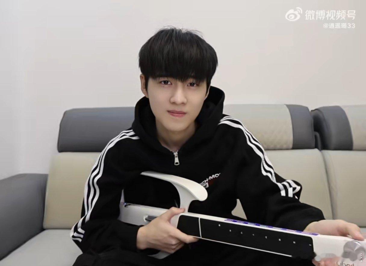 古子成弹唱假如爱有天意的杀伤力  古子成的弹唱，不仅是声音的享受，更是情感的共鸣