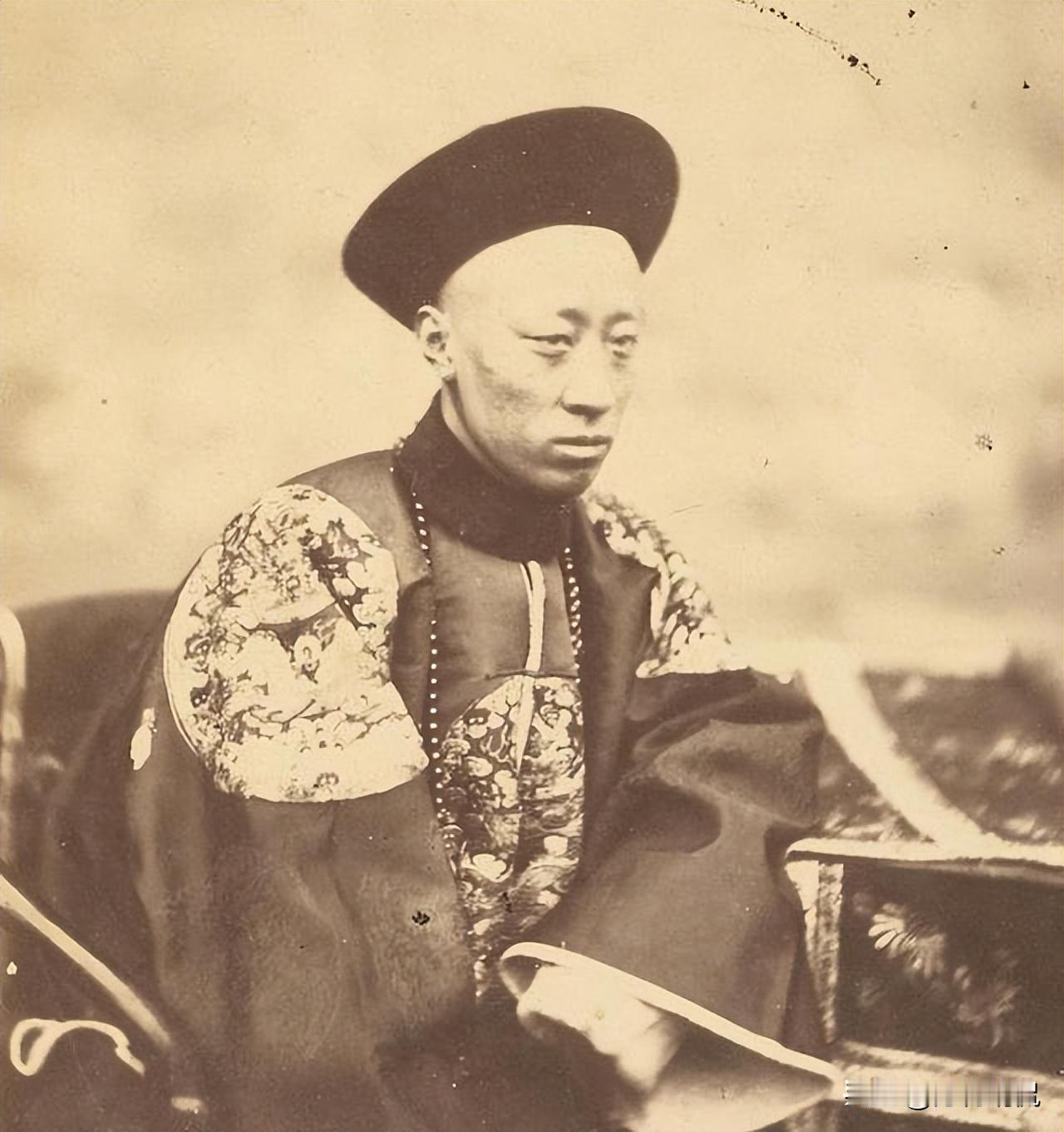 1872年，同治帝载淳带着新婚皇后阿鲁特氏前去给生母慈禧太后请安奉茶，慈禧太后却