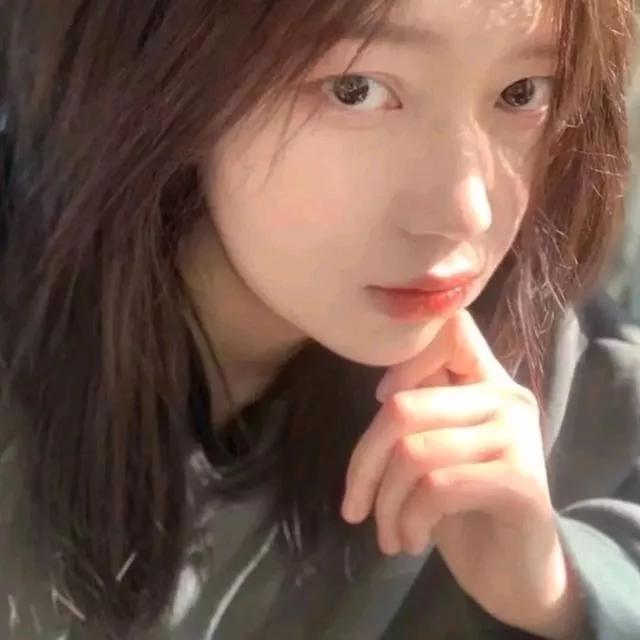 阳光下的沉思，温柔的眼神，自然的美丽。沉思静谧氛围 沉思少女 沉思照 沉思 湖边