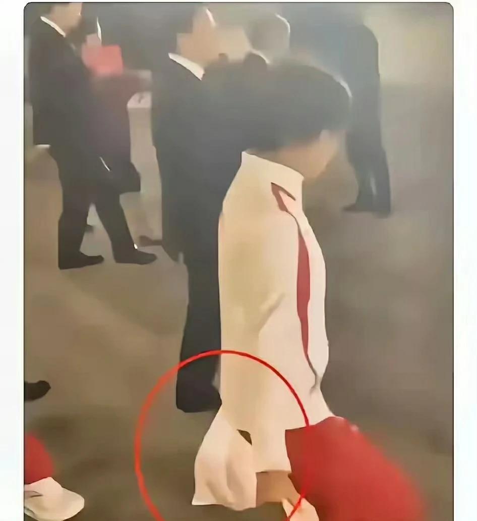 哇哦，全红婵又一次登上热搜，这次可不是因为她在跳水台上斩获金牌，而是在国宴上打包