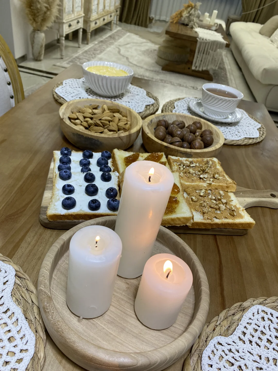 木桌上铺满的治愈感早餐 .🫐🍞