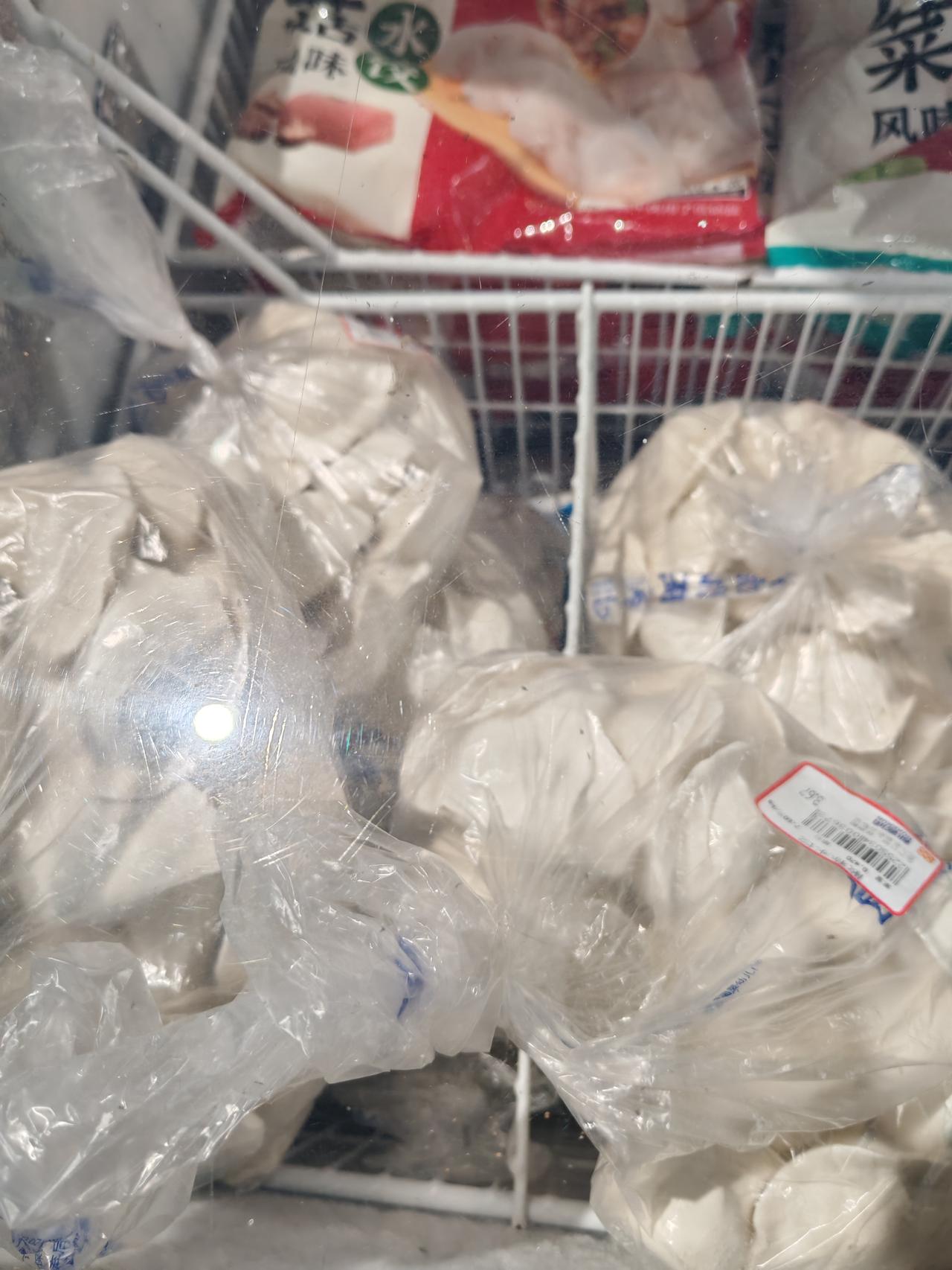 着实不敢下手
12月5日，陕西西安。我这会到单位对面的超市买水杯，却意外发现水饺