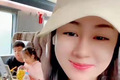 单亲妈妈毕畅带一双儿女度假，网友调侃男孩撞脸谢永强！ ​​​