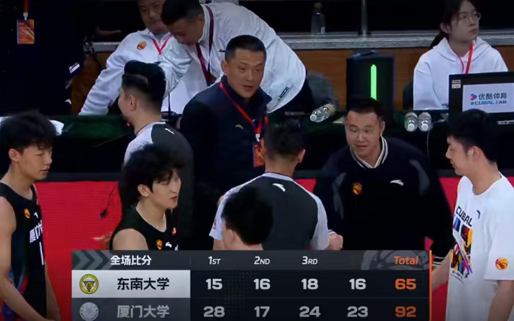 周鲁南被驱逐出场！
划水的一天，不仅不用站着，而且长期坐板凳！看直播，看得不太懂