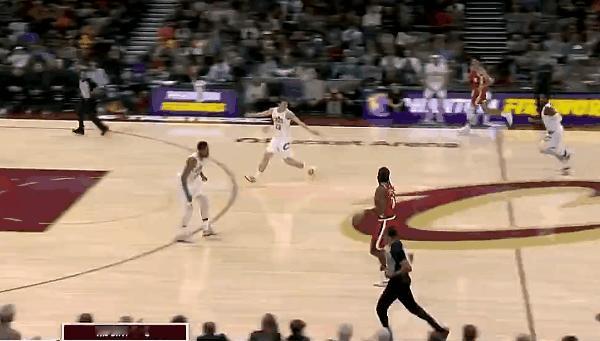 看不起谁呢？伦纳德三分被放空！追身三分命中



骑士防守犯错，快船这个进攻很快