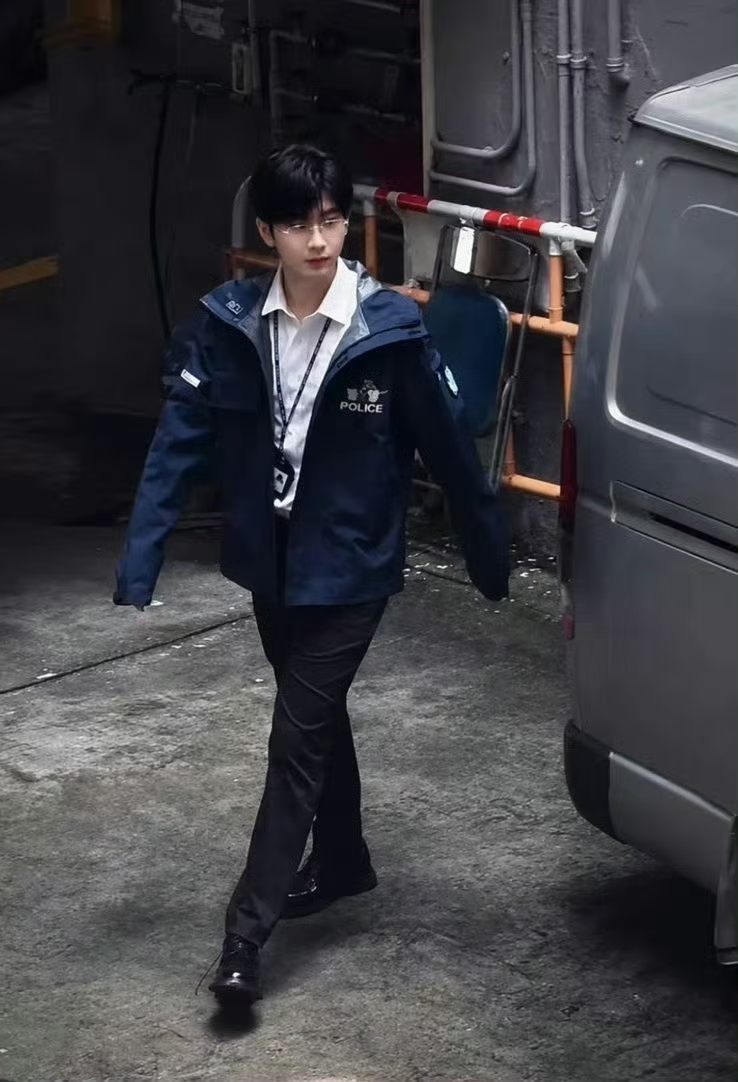 上周开机从香港人回来后 心一直都没回来特别看到路透的哥又萌又帅 这逼班到底谁在上