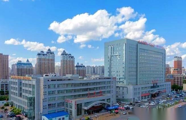 哈尔滨城西这片，住了快一百万人，但过去很多年，能住院的床位就200张。
啥概念？